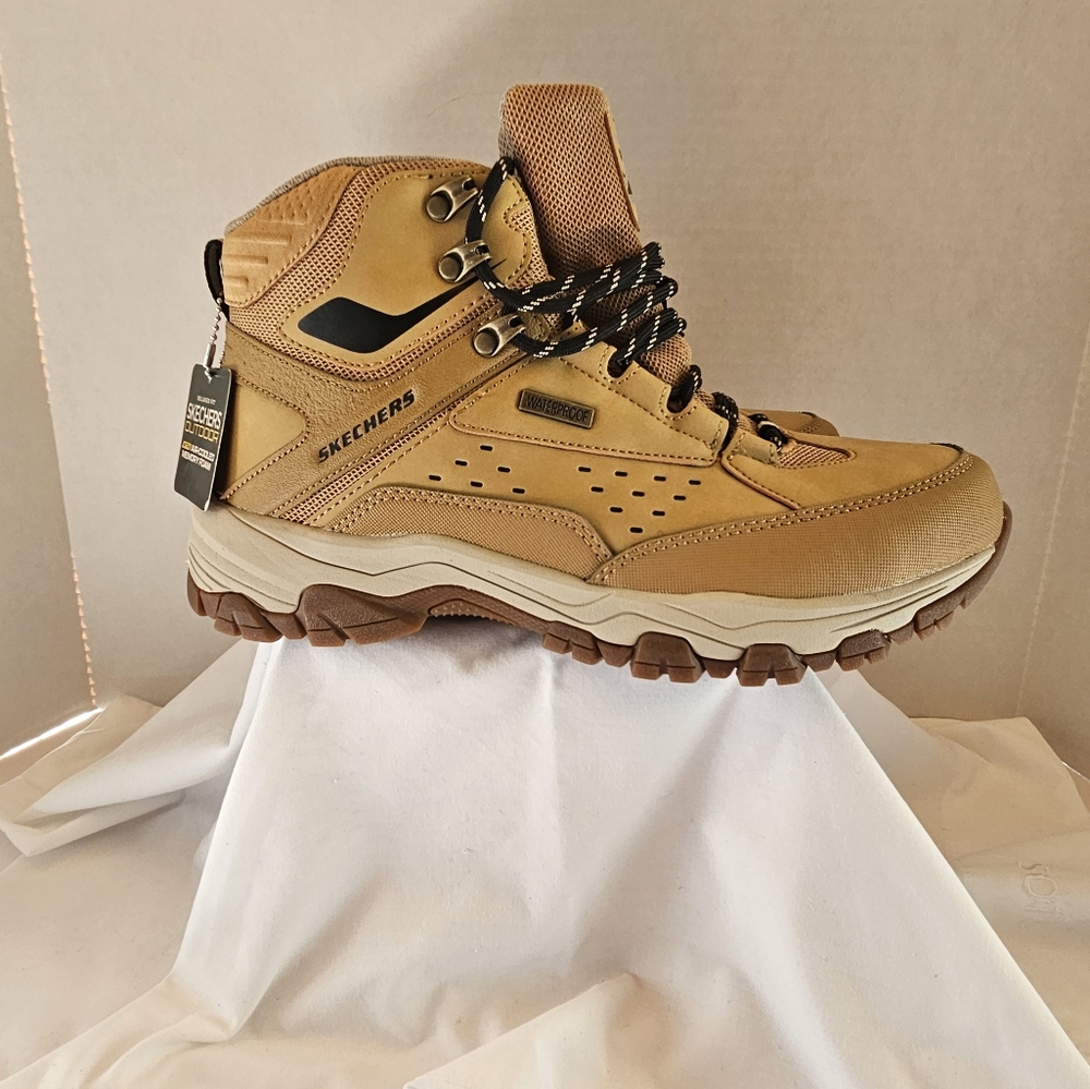 Sketchers Outdoors Waterproof Boot With Air Cooled Memory Foam Women's Size 11